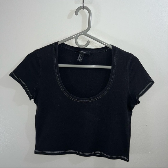 Forever 21 black scoop neck crop top with contrast white stitching size medium - Picture 1 of 4